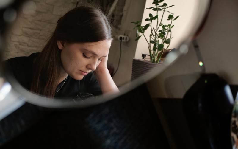 femme pensive charge mentale